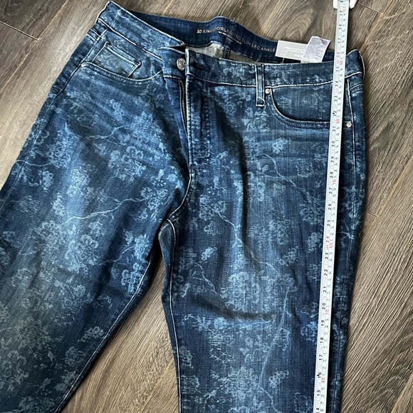 So slimming Chicos dark blue denim flowered NWT - Picture 2 of 11